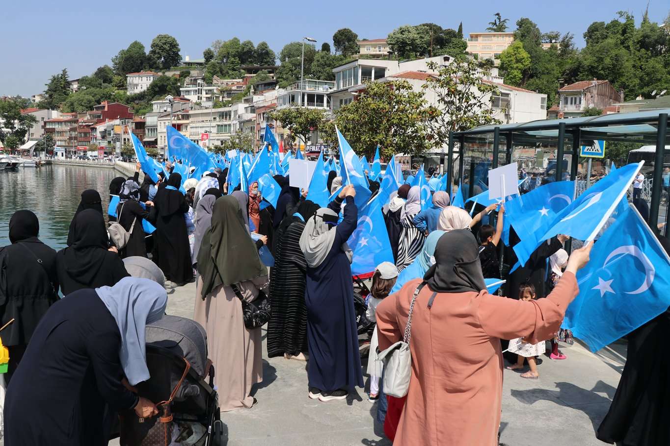 Çin'in Doğu Türkistanlılara yönelik işkenceleri İstanbul'da protesto edildi Çin'in Doğu Türkistanlılara yönelik işkenceleri İstanbul'da protesto edildi